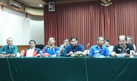  Komite Olahraga Nasional Indonesia (KONI) Pusat didesak untuk segera menunjuk pelaksana tugas (plt) Ketua KONI Provinsi Jawa Barat. Pasalnya, kepengurusan Koni Jabar saat ini dianggap tidak sah akibat cacat hukum.