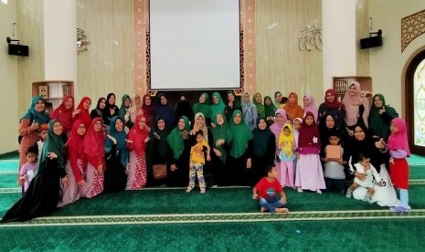 Komite Sekolah KB-TKIT As Salaam, Bekasi, mengadakan seminar parenting Islami dengan tema Mendidik Anak di Era Digital. Seminar dilaksanakan di Masjid An Nur, Bekasi Utara, dengan pembicara Kiki Barkiah, seorang penulis buku-buku parenting islami.