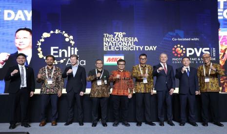 Komitmen bersama yang menandakan semangat kolaborasi dalam bertransisi energi mewujudkan net zero emissions di tahun 2060. Keterangan: Wakil Menteri Komunikasi dan Informatika Nezar Patria (tengah) bersama Direktur Jenderal Energi Baru Terbarukan dan Konservasi Energi Kementerian Energi dan Sumber Daya Mineral Yudo Dwinanda Priaadi (keempat dari kiri), Direktur Utama PLN Darmawan Prasodjo (keempat dari kanan), Regional President of Commercial GE Gas Power Asia Venkat Kannan (kedua dari kiri), Country Managing Director Hitachi Energy Indonesia Predag Grupkovic (ketiga dari kanan), Direktur Transmisi dan Perencanaan Sistem PLN Evy Haryadi (kanan), Vice President China Southern Power Grid International (HK) Co., Ltd Gong Tiansen (kedua dari kanan), Country Manager Indonesia Electricite de France (EDF) International Division Chandra Satria Muda (kiri), Country Coordinator untuk program INDODEPP Danish Energy Agency Danish Energy Agency Anders Kruse (ketiga dari kiri).