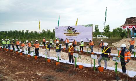 PT Semen Indonesia (Persero) Tbk (SIG) performs post-mining land restoration by planting trees.