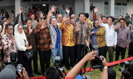 Komjen Badrodin Haiti bersama anggota Komisi III DPR di rumahnya di Jagakarsa, Jakarta, Rabu (15/5). 