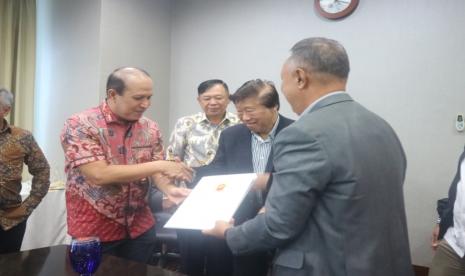 Komjen Boy Rafli Amar (kiri) secara resmi mendaftarkan diri menjadi bakal calon Ketua Umum PB PGI periode tahun 2023-2027 kepada Tim Penjaringan dan Penyaringan Calon Ketua Umum PB PGI di Pondok Indah Golf Course, Jakarta, Kamis (9/2/2023). 