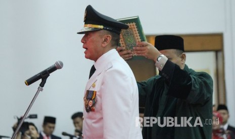 Komjen Pol Mochamad Iriawan mengucapkan sumpah jabatan sebagai Penjabat (Pj) Gubernur Jawa Barat, saat dilatik oleh Mendagri Tjahjo Kumolo, di Gedung Merdeka, Kota Bandung, Senin (18/6).