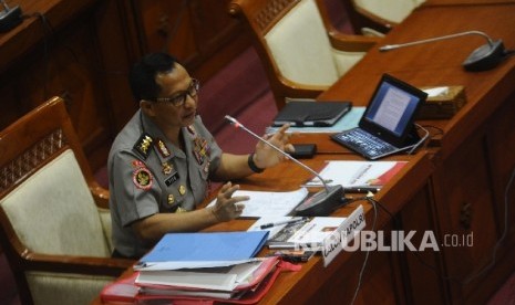 Komjen Pol Tito Karnavian berbicara menjawab pertanyaan saat mengikuti uji kelayakan dan kepatutan di Komisi III DPR, Kompleks Parlemen Senayan, Jakarta, Kamis (23/6). (Republika/ Tahta Aidilla)