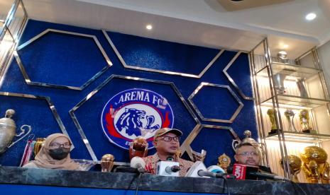 Komnas HAM melakukan konferensi pers (kompres) terkait tragedi Kanjuruhan di Kantor Arema FC, Kota Malang, Senin (3/10/2022). Komnas HAM telah menurunkan tim untuk melakukan investigasi terkait kejadian yang menyebabkan ratusan orang meninggal dunia. 