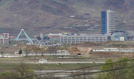 Komplek industri Kaesong di Korea Utara (Korut) dilihat dari desa Taesungdong di dalam zona demiliterisasi di Paju, Korea Selatan (Korsel), 24 April 2018.