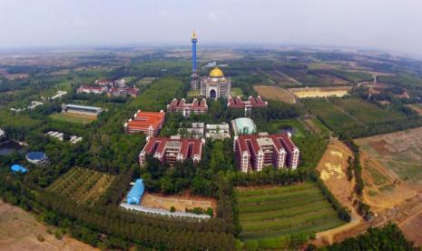 Kompleks Pondok Pesantren Az Zaytun. Pesantren Al Zaytun melakukan sejumlah kontroversi dalam paham dan praktik keagamaan 