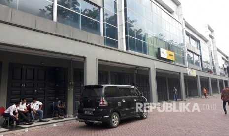 Kompleks ruko di dekat lokasi acara yang diwajibkan tutup selama acara Bobby-Kahiyang. Pelaku usaha mengaku rugi hingga ratusan juta rupiah. 