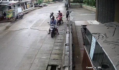 Komplotan maling motor di Bedahan, Sawangan, Depok terekam CCTV. (Ilustrasi)