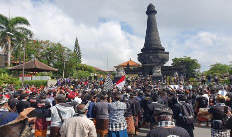 Komponen masyarakat Nusa Penida yang melakukan aksi damai mengecam pernyataan anggota Dewan Perwakilan Daerah (DPD) Republik Indonesia Arya Wedakarna (AWK), di depan Monumen Puputan Klungkung, Selasa (3/11).