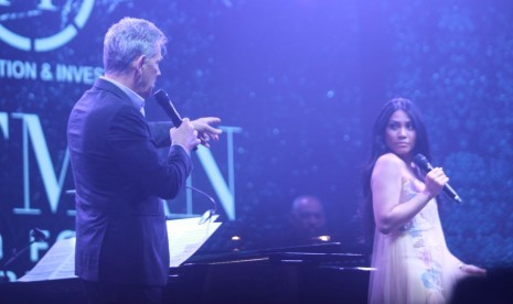 Komposer David Foster di atas panggung bersama penyanyi Anggun di bekas pabrik gula Colomadu, Jawa Tengah, Sabtu malam (24/3).