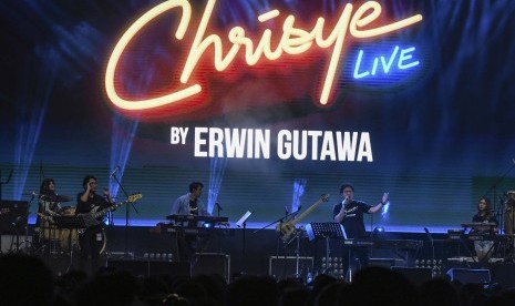 Komposer Erwin Gutawa tampil pada hari kedua Synchronize Fest 2019 yang bertajuk Chrisye Live By Erwin Gutawa di Gambir Expo, Kemayoran, Jakarta, Sabtu (5/10/2019). Panggung untuk mengenang penyanyi Chrisye tersebut Erwin Gutawa membawakan sejumlah lagu hits milik Chrisye.