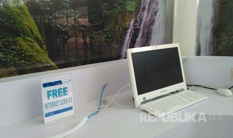 Komputer lengkap dengan sambungan internet gratis