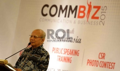 Komunikasi CSR. Ekonom senior, Emil Salim memberikan keynote speech saat Communication and Business (COMMBIZ) 2015 di Jakarta, Selasa (20/1)( Republika/ Wihdan)