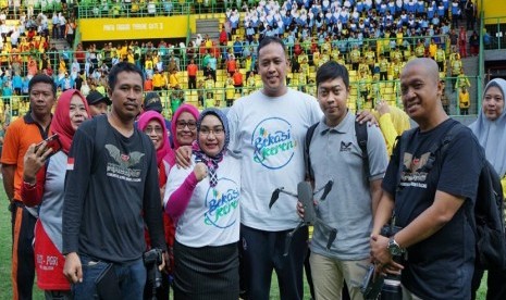 Komunitas Aerial Drone dan Racing (KALONG) chapter Bekasi mengabadikan rekor MURI yang dicetak Bekasi