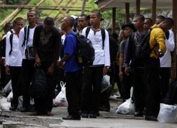 Komunitas anak punk yang telah mendapat pembinaan mental dan rohani dari Polda Aceh dan Pemerintah Kota Banda Aceh bersiap-siap untuk pulang dari Sekolah Polisi (SPN) Seulawah, Kabupaten Aceh Besar, Jumat (23/12). 