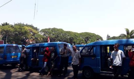 Komunitas angkutan kota (angkot) Malang menyampaikan aspirasinya di Halaman Balaikota Malang, Selasa (25/9). 