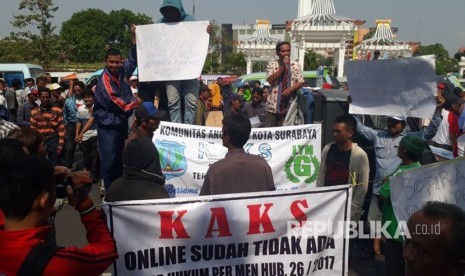 Komunitas Angkutan Kota Surabaya mengepung Kantor Gubernur Jawa Timur, Selasa (3/10). Mereka menuntut penghentian operasi angkutan online