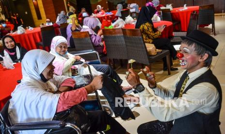 Komunitas Badut Tasikmalaya (Battik) menghibur warga lanjut usia (lansia) di Graha Asia Plaza, Kota Tasikmalaya, Jawa Barat, Kamis (16/12/2021). Sebanyak 50 orang lansia di Panti Jompo Welasasih diajak berwisata ke Tasikmalaya yang diinisiasi oleh Asosiasi Travel Agent Kota Tasikmalaya (Atraksi). 