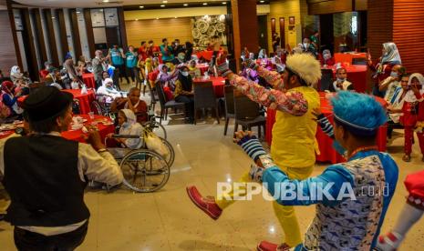 Komunitas Badut Tasikmalaya (Battik) menghibur warga lanjut usia (lansia) di Graha Asia Plaza, Kota Tasikmalaya, Jawa Barat. Mensos Tri Rismaharini mengatakan jumlah lansia tunggal terbanyak ada di Tasikmalaya.