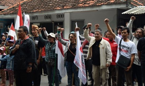 Komunitas Bambu Runcing Surabaya (KBRS) menggelar upacara peringatan Hari Sumpah Pemuda di depan bekas Rumah Radio Bung Tomo (RRBT) di Surabaya, Jawa Timur, Jumat (28/10). 