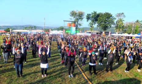 Komunitas buruh di Ganjaran Buruh Berjuang (GBB) bersama ribuan warga melakukan jalan sehat di Lapangan Desa Jatirungo, Pringapus, Ungaran, Jawa Tengah. 