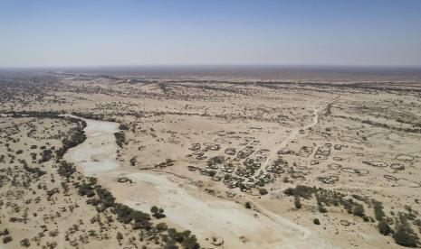 Komunitas Ceel Dheere terlihat di Somaliland, wilayah semi-otonom Somalia, pada 14 Maret 2022. Diperkirakan 13 juta orang menghadapi kelaparan parah di Tanduk Afrika sebagai akibat dari kondisi kekeringan yang terus-menerus, menurut PBB.