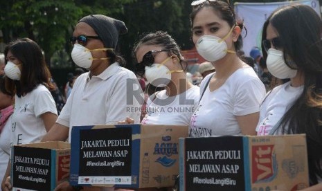 Komunitas Charity menghimpun dana saat Hari Bebas Kendaraan Bermotor (HBKB) di Bunderan Hotel Indonesia, Jakarta, Ahad (18/10). 