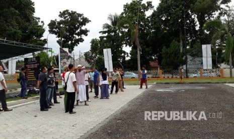 Komunitas Club Panahan Mataram (CPMA) menggelar latihan memanah di halaman selatan Islamic Center NTB, Senin (29/5).