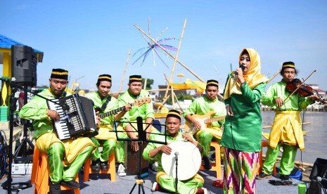 KOmunitas dan relawan mempromosikan pasar rakyat di Pontianak.