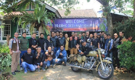 Komunitas enfilders yang tergabung dalam Enfielders Buitenzorg Motor Club (EBMC) dideklarasikan di Cinagara, Caringin, Kabupaten Bogor, Ahad (15/9).