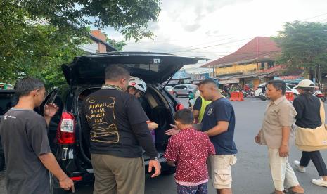 Komunitas gowes HALU CC berbagi takjil di kawasan pintu masuk Terminal Condong Catur, Sabtu (30/3/2024).