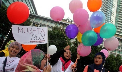 Komunitas Hijaber melepaskan balon ke udara saat memperingati Hari Hijaber Sedunia di Bundaran HI, Jakarta Pusat, Ahad (2/2).  (Republika/Yasin Habibi)