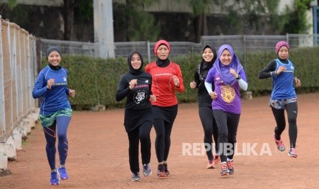 Komunitas Indorunner menggunakan hijab di GOR Sumantri Brodjonegoro, Jakarta, Sabtu (8/10). 