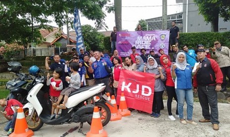 Komunitas Jendela Depok bersama Ikatan Motor Indonesia (IMI) Kota Depok dan Yamaha Motor Indonesia menggelar acara Safety Riding “Mama Ride Safe” di Lapangan Rw 012 Jalan Durian Pondok Mekarsari Permai Depok, Kamis (29/11). Komunitas Jendela Depok bersama Ikatan Motor Indonesia (IMI) Kota Depok dan Yamaha Motor Indonesia menggelar acara Safety Riding “Mama Ride Safe” di Lapangan Rw 012 Jalan Durian Pondok Mekarsari Permai Depok, Kamis (29/11). 