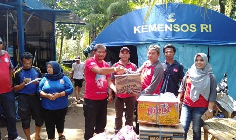 Komunitas Jendela Depok menyalurkan bantuan untuk korban Tsunami Selat Sunda di Carita, Pandeglang, Banten, Jumat (4/1).