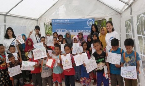 Komunitas Kita untuk Lombok melakukan inisiatif menggalang dana untuk menyediakan seragam dan alat-alat sekolah baru untuk anak-anak korban gempa Lombok.