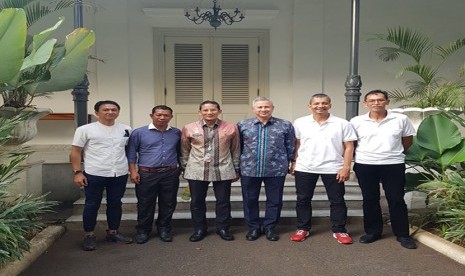 Komunitas lari yang tergabung dalam Aliansi Komunitas Lari Jakarta (AKLI) berfoto bersama dengan Wagub DKI, Sandiaga Uno