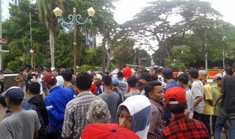  Komunitas Mandailing Perantauan (KMP) menggelar aksi demonstrasi di kantor Kemenko Perekonomian, Jakarta, Kamis (2/6). 