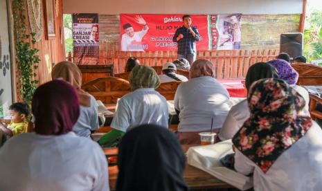 Komunitas Mlijo Makmur di Malang mendeklarasikan dukungan di Jalan Raya Krebet, Desa Krebet, Kecamatan Bululawang, Kabupaten Malang, Jatim.  