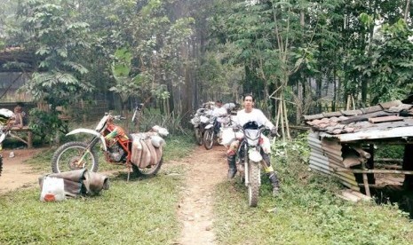 Komunitas motor adventure menggandeng Lazismu berbagi kado Ramadhan.