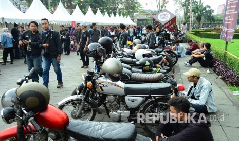 Komunitas motor antik pada acara Ngopi Saraosna di Halaman Gedung Sate, Kota Bandung, Sabtu (14/5).