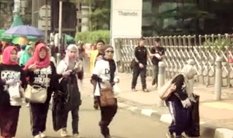 Komunitas Mualaf Ceter Indonesia mengadakan acara memungut sampah pada kegiatan car free day, di Bundaran HI, Ahad (16/11).