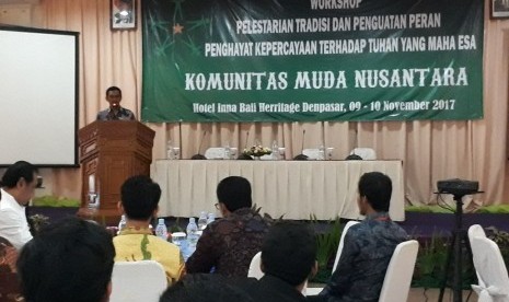 Komunitas Muda Nusantara (KMN) bekerjasama dengan masyarakat sipil memfasilitasi para penghayat kepercaan untuk menganalisis permasalahan tingkat bawah pascaputusan MK, di Denpasar, Bali, Kamis (9/11)