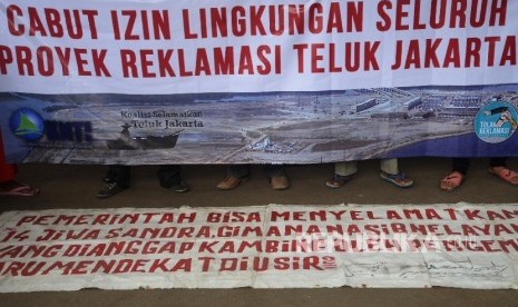 Komunitas Nelayan Tradisional (KNT) Muara Angke melakukan aksi di depan ruang sidang pembahasan dokumen Analisis Mengenai Dampak Lingkungan (AMDAL) Rencana Pengelolaan Lingkungan (RPL) reklamasi dan pembangunan di atas Pulau G di Dinas Lingkungan Hidup DKI Jakarta, Selasa (11/7). 