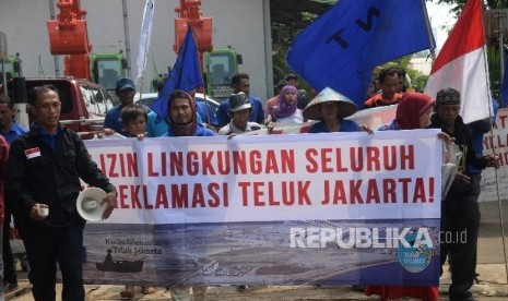 Komunitas Nelayan Tradisional (KNT) Muara Angke melakukan aksi di depan ruang sidang pembahasan dokumen Analisis Mengenai Dampak Lingkungan (AMDAL) Rencana Pengelolaan Lingkungan (RPL) reklamasi dan pembangunan di atas Pulau G di Dinas Lingkungan Hidup DKI Jakarta, Selasa (11/7).