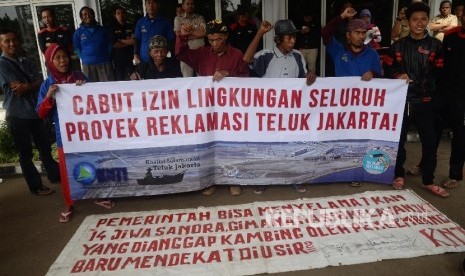 Komunitas Nelayan Tradisional (KNT) Muara Angke melakukan aksi di depan ruang sidang pembahasan dokumen Analisis Mengenai Dampak Lingkungan (AMDAL) Rencana Pengelolaan Lingkungan (RPL) reklamasi dan pembangunan di atas Pulau G di Dinas Lingkungan Hidup DKI Jakarta, Selasa (11/7).