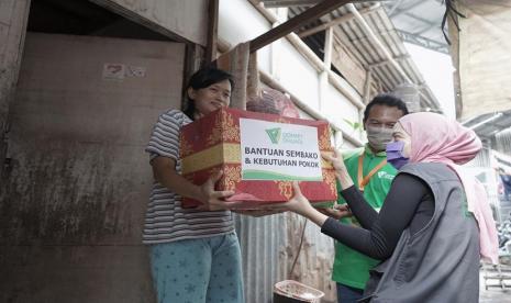 pengemudi Ojol menerima bantuan dari masyarakat