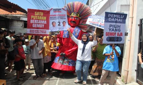 Komunitas ondel-ondel berkeliling kampung sosialisasikan Gemoy untuk pemilu damai.