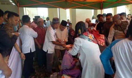 Komunitas Padang Kota Bengkuang membagikan sedikitnya 9 ribu porsi rujak berbahan dasar buah bengkuang kepada masyarakat umum, Jumat (10/8). Tujuannya, memopulerkan dan mengembalikan lagi bengkuang sebagai ikon Kota Padang, Sumatra Barat.